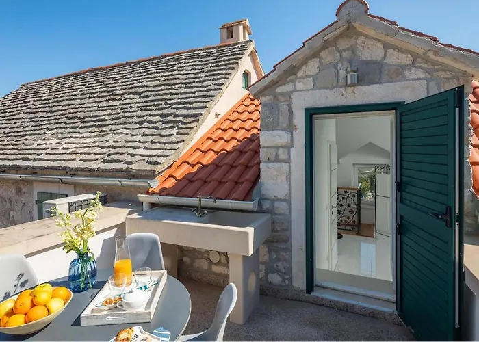 In With House Sea View Holiday home Sutivan